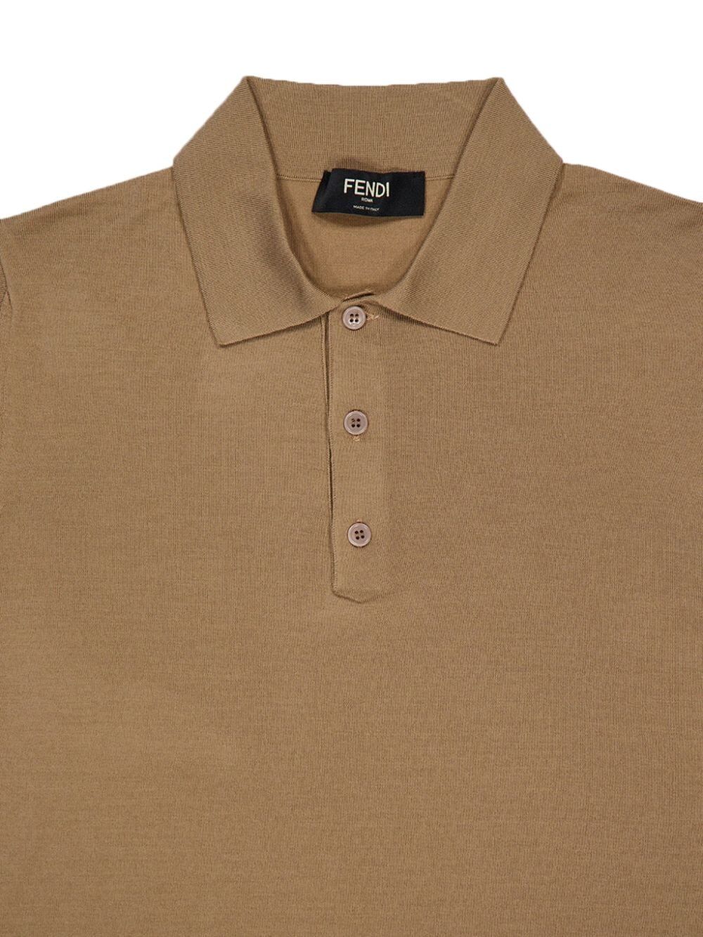 Polo con logo goffrato